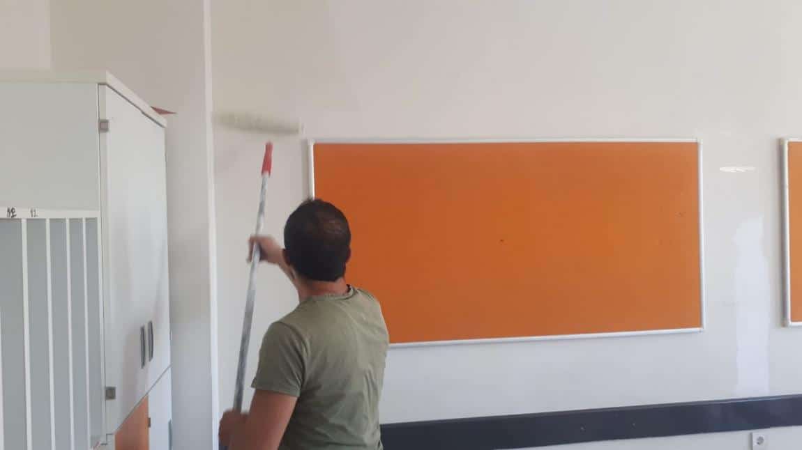 Sınıf ve Koridorlarımızın Boyanmasına Başlandı