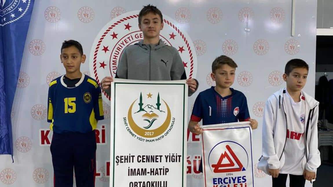 Öğrencimiz Dağhan'dan  Yüzme Yarışlarında 3 Altın 1 Gümüş  Madalya