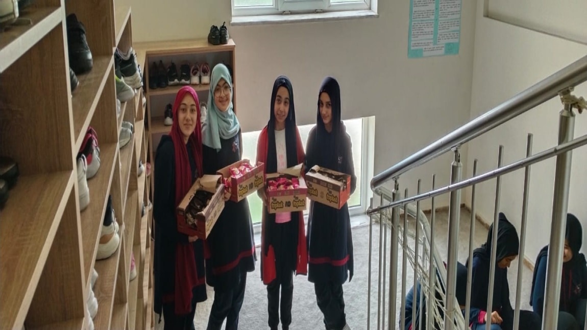 VELİLERİMİZ, ÖĞRETMENLERİMİZ ve HAYIRSEVERLERİMİZ TARAFINDAN GELENEKSELLEŞTİRİLEN CUMA İKRAMLARI DEVAM EDİYOR